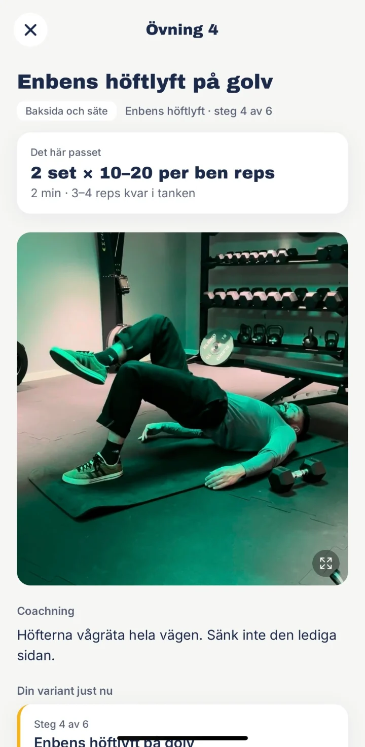 Skärmbild från PT Appen som visar övningen enbens höftlyft på golv, trappsteg 4 av 6, med video, antal set och coachning.